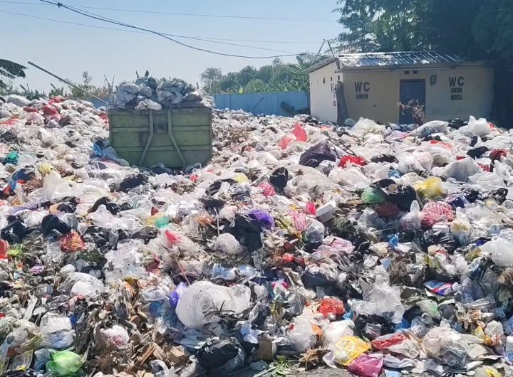 Tumpukan sampah rumah tangga di Jalan K.H. Abbas, Kecamatan Weru, Kabupaten Cirebon (Foto : Darfan)