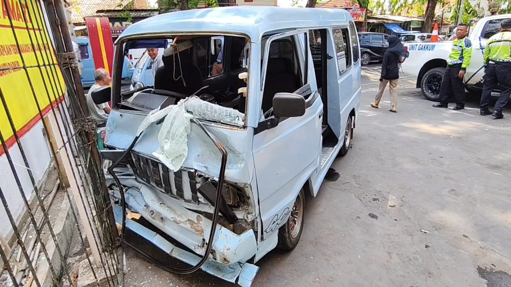 Diduga Ugal-ugalan, Sebuah Angkutan Kota Hantam Motor dan Angkutan Berlawanan (Foto : Darfan)