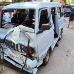Diduga Ugal-ugalan, Sebuah Angkutan Kota Hantam Motor dan Angkutan Berlawanan (Foto : Darfan)