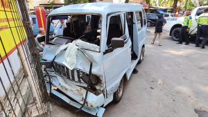 Diduga Ugal-ugalan, Sebuah Angkutan Kota Hantam Motor dan Angkutan Berlawanan (Foto : Darfan)