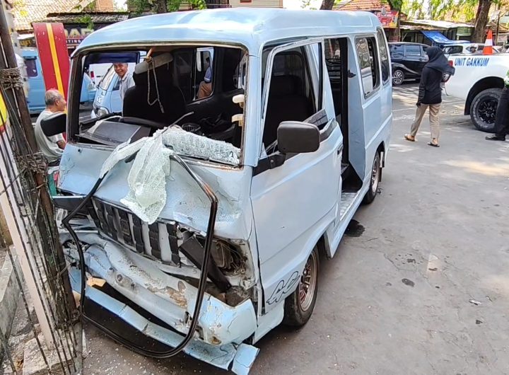 Diduga Ugal-ugalan, Sebuah Angkutan Kota Hantam Motor dan Angkutan Berlawanan (Foto : Darfan)