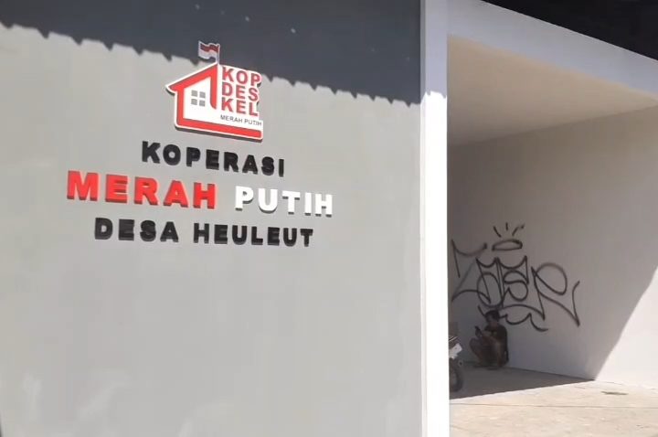 Coretan pada dinding Gedung Koperasi Desa Merah Putih atau KDMP Desa Heuleut, Kecamatan Leuwimunding, Kabupaten Majalengka (Foto : Darfan)
