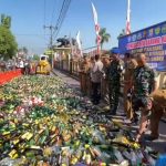 Puluhan ribu botol minuman keras dan knalpot brong dimusnahkan oleh jajaran Polresta Cirebon (Foto : Darfan)