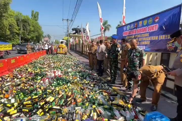 Puluhan ribu botol minuman keras dan knalpot brong dimusnahkan oleh jajaran Polresta Cirebon (Foto : Darfan)