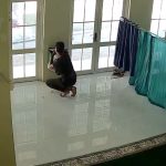 Video rekaman CCTV memperlihatkan aksi pencurian kotak amal di Mushola Al Ikhlas, Kecamatan Klangenan, Kabupaten Cirebon (Tangkapan Layar)