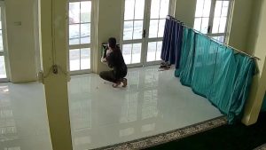 Video rekaman CCTV memperlihatkan aksi pencurian kotak amal di Mushola Al Ikhlas, Kecamatan Klangenan, Kabupaten Cirebon (Tangkapan Layar)