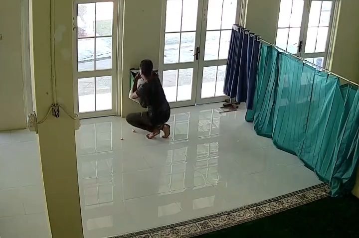 Video rekaman CCTV memperlihatkan aksi pencurian kotak amal di Mushola Al Ikhlas, Kecamatan Klangenan, Kabupaten Cirebon (Tangkapan Layar)
