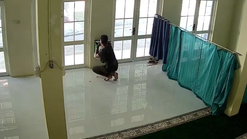 Video rekaman CCTV memperlihatkan aksi pencurian kotak amal di Mushola Al Ikhlas, Kecamatan Klangenan, Kabupaten Cirebon (Tangkapan Layar)