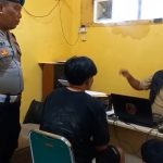 Dua pelaku pencurian sepeda motor milik pemancing tersebut diamankan petugas bersama warga di Desa Bungko Lor, Kecamatan Kapetakan, Kabupaten Cirebon (Foto : Darfan)
