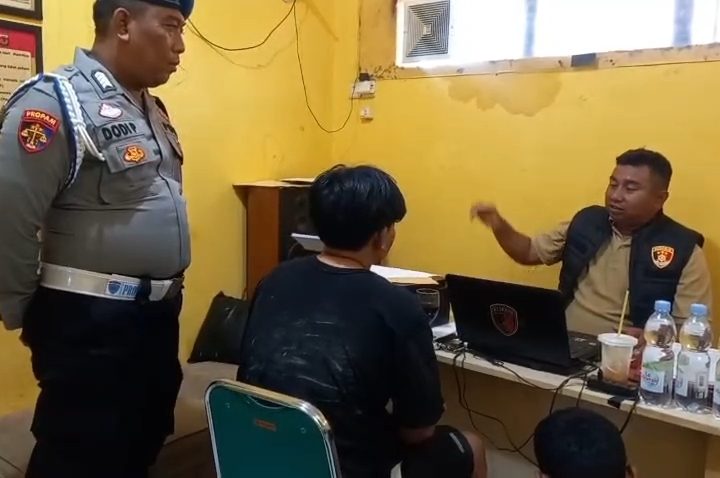 Dua pelaku pencurian sepeda motor milik pemancing tersebut diamankan petugas bersama warga di Desa Bungko Lor, Kecamatan Kapetakan, Kabupaten Cirebon (Foto : Darfan)