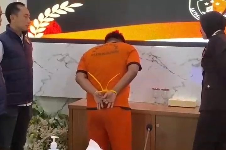 Seorang ayah di Kabupaten Majalengka, Jawa Barat, ditangkap petugas Unit PPA Satreskrim Polres Majalengka setelah diduga mencabuli anak tirinya yang masih di bawah umur hingga hamil. (Foto : Darfan)