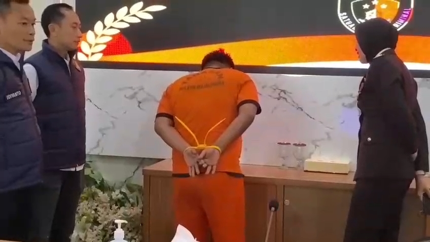 Seorang ayah di Kabupaten Majalengka, Jawa Barat, ditangkap petugas Unit PPA Satreskrim Polres Majalengka setelah diduga mencabuli anak tirinya yang masih di bawah umur hingga hamil. (Foto : Darfan)