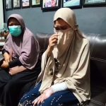 Seorang wanita muda menjadi korban penyiksaan oleh oknum anggota polisi hingga mengalami luka bakar di hampir separuh tubuhnya (Foto : Darfan)