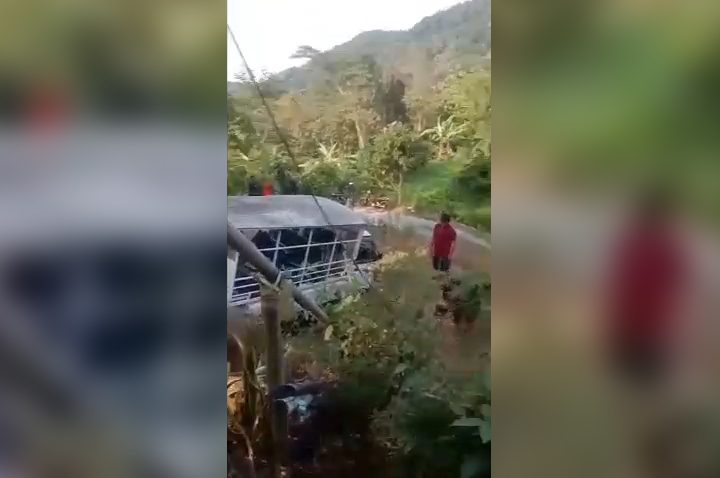 Sebuah mobil odong-odong yang mengangkut 21 penumpang mengalami rem blong di kawasan pegunungan Desa Teja, Kecamatan Rajagaluh, Kabupaten Majalengka (Foto : Darfan)