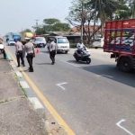 Tim Traffic Accident Analysis (TAA) Ditlantas Polda Jawa Barat bersama Satlantas Polres Indramayu melakukan olah tempat kejadian perkara di lokasi kecelakaan maut Jalur Pantura Kiajaran, Kabupaten Indramayu (Foto : Darfan)