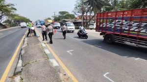 Tim Traffic Accident Analysis (TAA) Ditlantas Polda Jawa Barat bersama Satlantas Polres Indramayu melakukan olah tempat kejadian perkara di lokasi kecelakaan maut Jalur Pantura Kiajaran, Kabupaten Indramayu (Foto : Darfan)