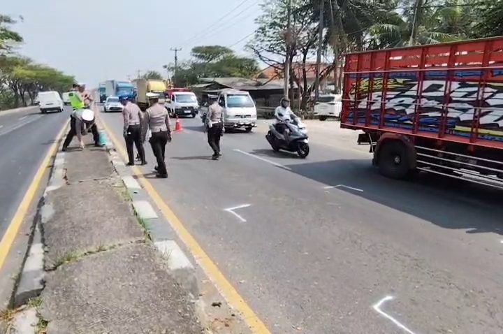 Tim Traffic Accident Analysis (TAA) Ditlantas Polda Jawa Barat bersama Satlantas Polres Indramayu melakukan olah tempat kejadian perkara di lokasi kecelakaan maut Jalur Pantura Kiajaran, Kabupaten Indramayu (Foto : Darfan)