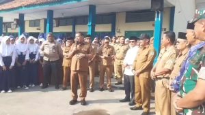 Hari pertama masuk sekolah dimanfaatkan Bupati Majalengka untuk melakukan inspeksi mendadak ke sejumlah sekolah di Kabupaten Majalengka (Foto : Darfan)