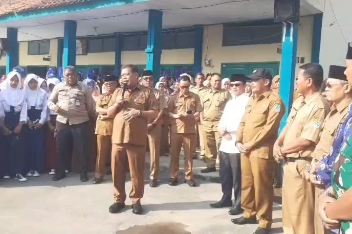 Hari pertama masuk sekolah dimanfaatkan Bupati Majalengka untuk melakukan inspeksi mendadak ke sejumlah sekolah di Kabupaten Majalengka (Foto : Darfan)