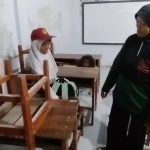 Demi mendapatkan bangku paling depan, sejumlah siswa bersama orang tua di Kabupaten Kuningan, berangkat sejak usai salat Subuh pada hari pertama masuk sekolah (Foto : Darfan)