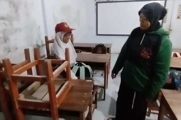 Demi mendapatkan bangku paling depan, sejumlah siswa bersama orang tua di Kabupaten Kuningan, berangkat sejak usai salat Subuh pada hari pertama masuk sekolah (Foto : Darfan)