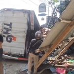 Diduga mengalami rem blong, truk kontainer bermuatan air mineral kemasan hilang kendali dan menabrak sebuah sepeda motor serta warung di tikungan menurun Jalan Raya Cirebon–Kuningan (Foto : Darfan)
