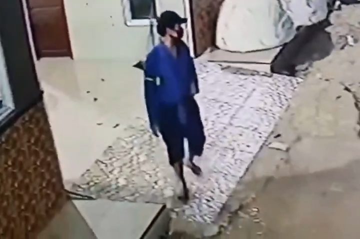Aksi kawanan maling burung dan ayam saat beraksi di sejumlah rumah di Blok Balong Setu, Kelurahan Kaliwadas, Kabupaten Cirebon, terekam kamera CCTV (Tangkapan Layar)