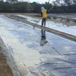 Musim kemarau dimanfaatkan petani garam untuk mulai panen di tambak-tambak garapan mereka di Kecamatan Pangenan, Kabupaten Cirebon. (Foto : Darfan)