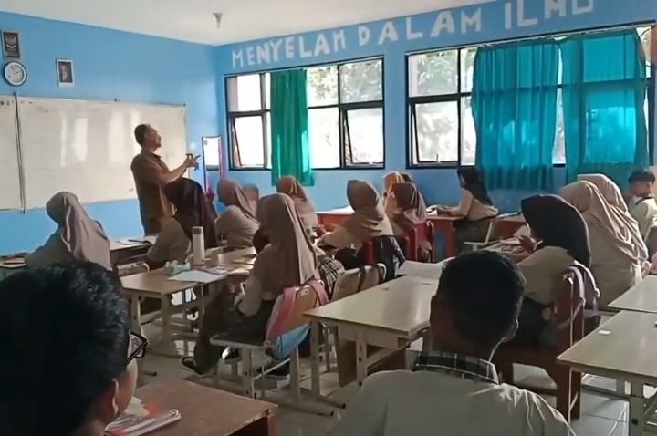 Viral Dugaan Pungutan Biaya Masuk SMPN 11 Kota Cirebon, Disdik Tegaskan Pengadaan Seragam Sesuai Aturan (Foto : Darfan)
