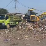 Gunungan sampah yang menumpuk lebih dari dua bulan di TPS Kecamatan Weru, Kabupaten Cirebon, mulai diangkut Dinas Lingkungan Hidup Kabupaten Cirebon (Foto : Darfan)
