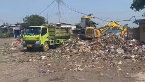 Gunungan sampah yang menumpuk lebih dari dua bulan di TPS Kecamatan Weru, Kabupaten Cirebon, mulai diangkut Dinas Lingkungan Hidup Kabupaten Cirebon (Foto : Darfan)