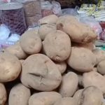 Harga kentang naik dari Rp18 ribu menjadi Rp22 ribu, pedagang di Pasar Kanoman keluhkan daya beli menurun (Foto : Darfan)