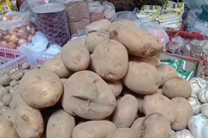 Harga kentang naik dari Rp18 ribu menjadi Rp22 ribu, pedagang di Pasar Kanoman keluhkan daya beli menurun (Foto : Darfan)