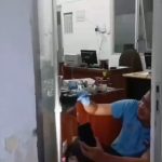 Polsek Kesambi melakukan penyelidikan terkait pencurian di KUA Kesambi (Foto : Darfan)