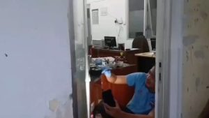 Polsek Kesambi melakukan penyelidikan terkait pencurian di KUA Kesambi (Foto : Darfan)