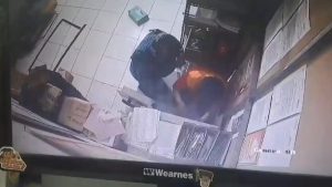 Terekam CCTV Aksi perampokan sebuah minimarket menggunakan senjata api jenis pistol terjadi di Kabupaten Majalengka (Foto : Darfan)