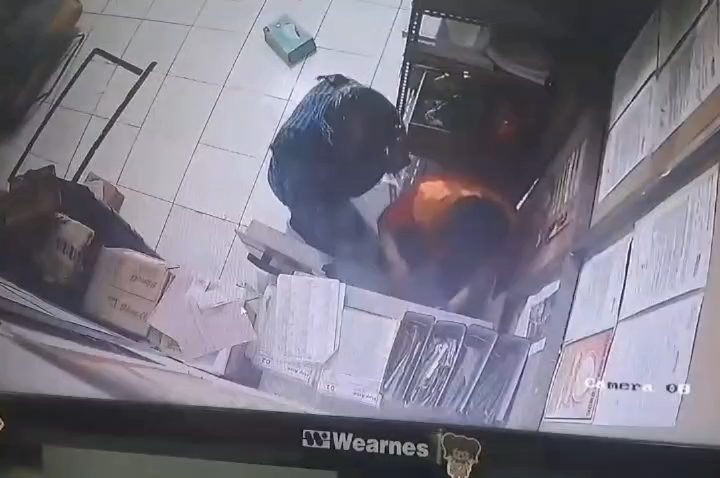 Terekam CCTV Aksi perampokan sebuah minimarket menggunakan senjata api jenis pistol terjadi di Kabupaten Majalengka (Foto : Darfan)