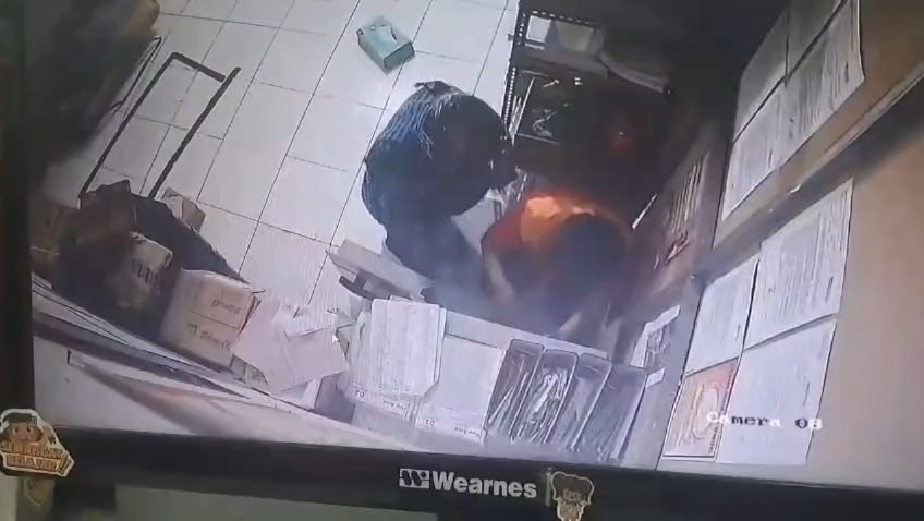 Terekam CCTV Aksi perampokan sebuah minimarket menggunakan senjata api jenis pistol terjadi di Kabupaten Majalengka (Foto : Darfan)