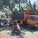 Kecelakaan tunggal terjadi di Jalur Pantura Mundu, Kabupaten Cirebon. Sebuah truk pengangkut batubara yang melaju dari Cirebon menuju arah Jawa menabrak ranting pohon (Foto : Darfan)