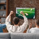Ilustrasi menonton bola di TV (Tangkapan Layar)