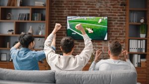 Ilustrasi menonton bola di TV (Tangkapan Layar)