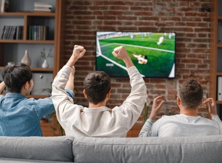 Ilustrasi menonton bola di TV (Tangkapan Layar)
