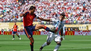Rodri berebut bola dengan Enzo Fernandez di Final Piala Dunia 2026 (REUTERS/Hannah McKay)