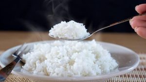 Nasi putih, benarkah bikin gemuk dan gula darah naik? Foto: iStock