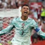 Selebrasi Cristiano Ronaldo setelah mencetak gol dari penallti ke gawang Kroasia untuk membantu Portugal menang 2-1 dan lolos ke 16 besar. (Foto: Fifa)