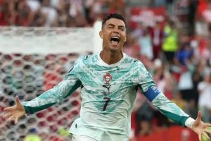 Selebrasi Cristiano Ronaldo setelah mencetak gol dari penallti ke gawang Kroasia untuk membantu Portugal menang 2-1 dan lolos ke 16 besar. (Foto: Fifa)