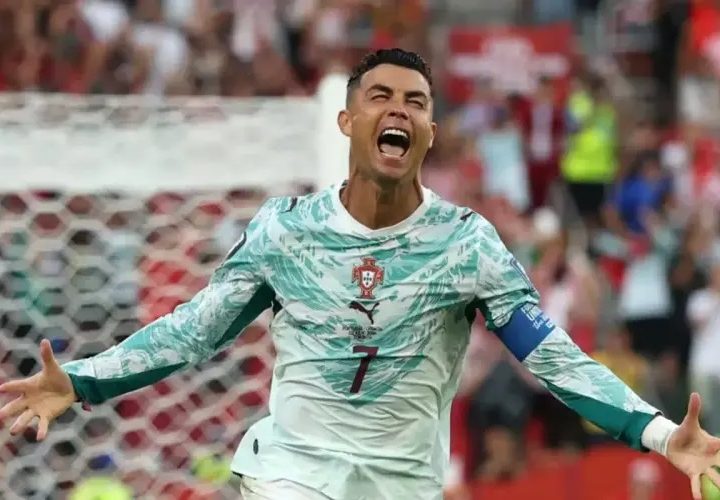 Selebrasi Cristiano Ronaldo setelah mencetak gol dari penallti ke gawang Kroasia untuk membantu Portugal menang 2-1 dan lolos ke 16 besar. (Foto: Fifa)