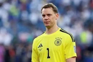 Manuel Neuer resmi pensiun dari Timnas Jerman setelah Die Mannschaft tersingkir dari Paraguay di babak 32 besar Piala Dunia 2026. Kiper 40 tahun itu menutup karier dengan 128 caps. (Foto: Getty images)