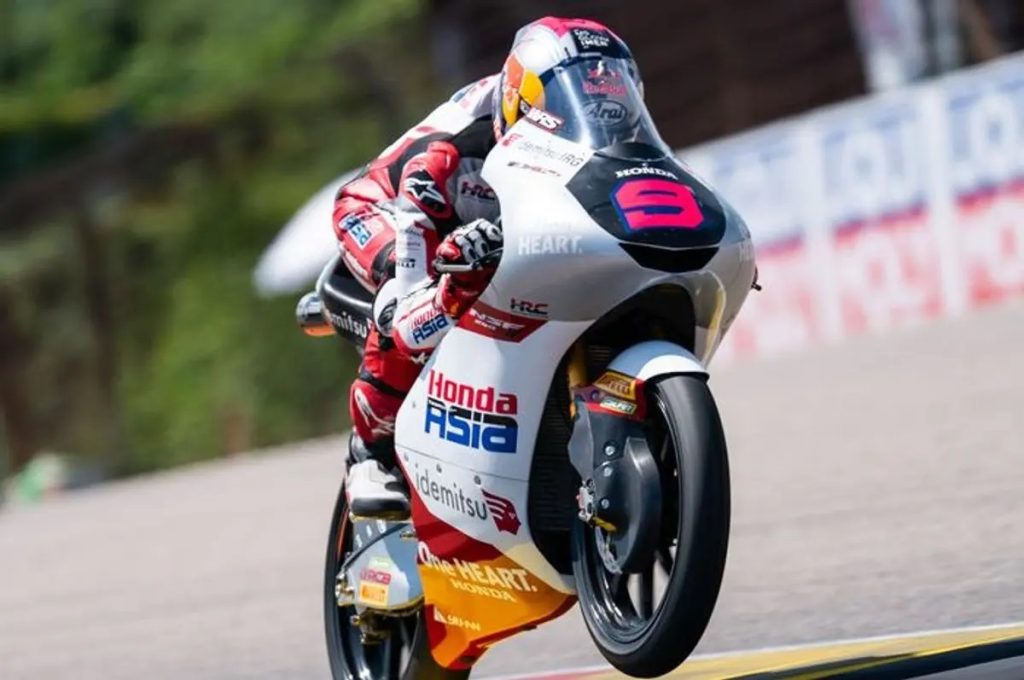 Pembalap Honda Team Asia, Veda Ega Pratama, melaju pada sesi kualfikasi Moto3 Jerman 2026 di Sachsenring, Jerman. (Tangkapan Layar)