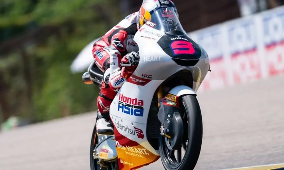 Pembalap Honda Team Asia, Veda Ega Pratama, melaju pada sesi kualfikasi Moto3 Jerman 2026 di Sachsenring, Jerman. (Tangkapan Layar)